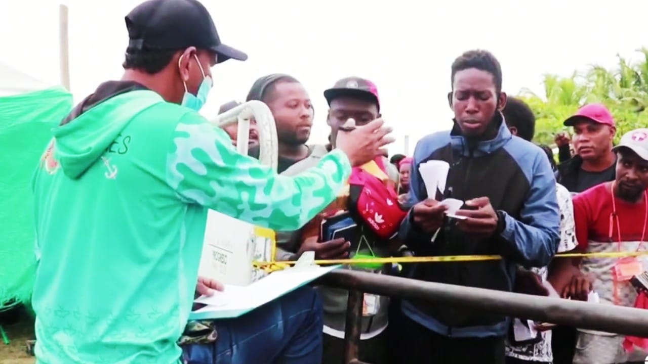Migrantes venezolanos esperan autorización para salir de Necoclí, Colombia
