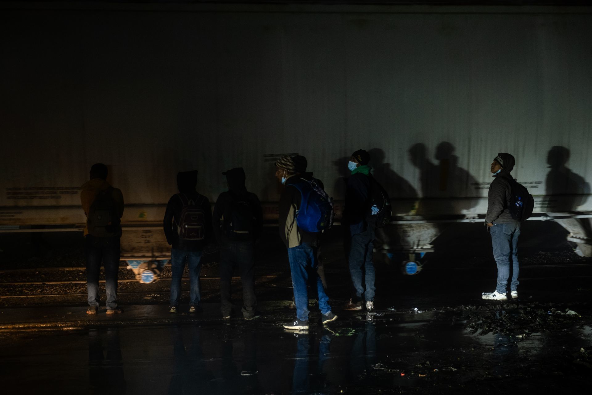 Rescatan a 14 migrantes hondureños y detienen a presunto 'pollero' en Perote, Veracruz