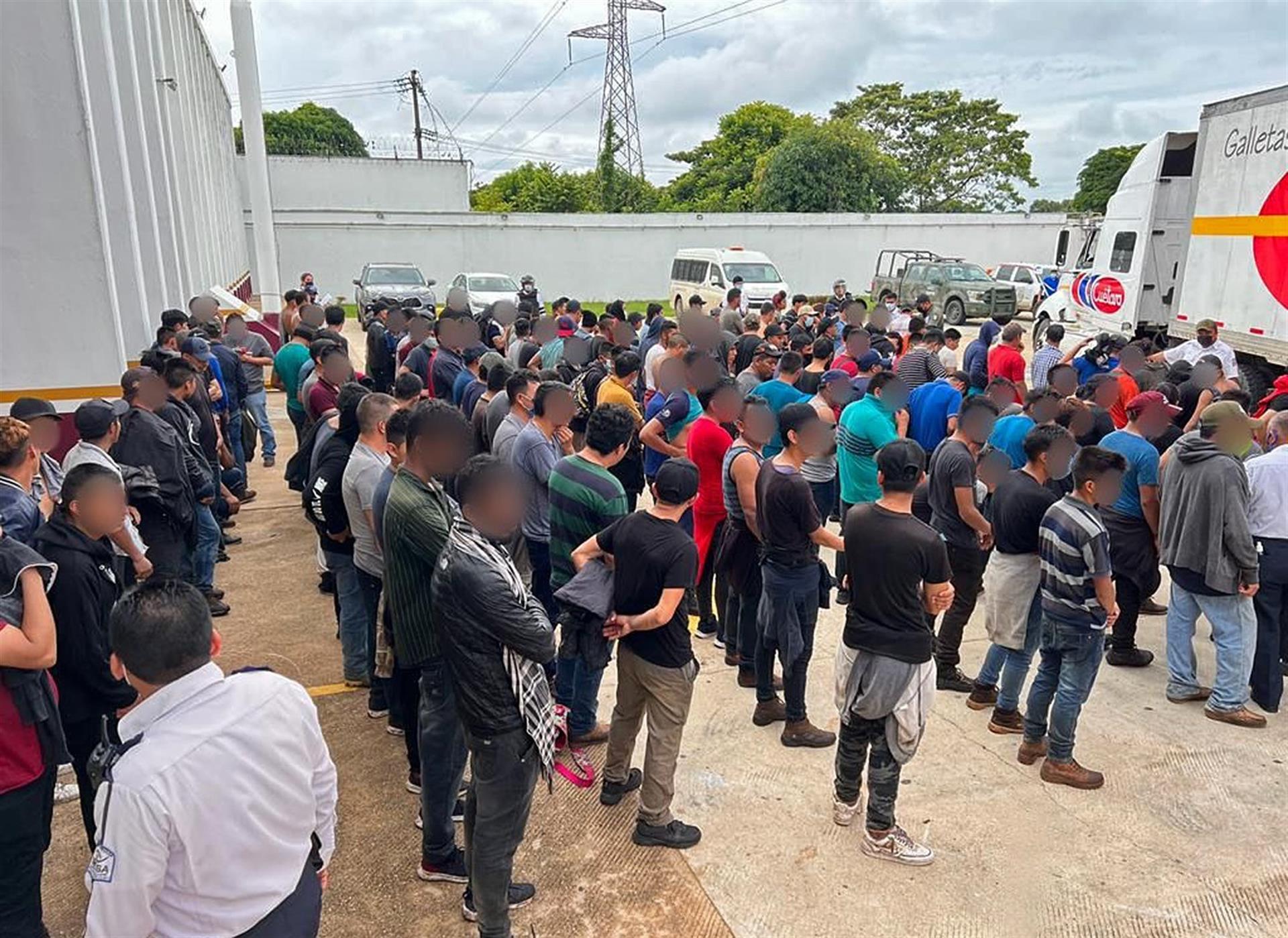 Migrantes detenidos en Veracruz por Agentes del Instituto Nacional de Migración (INM) (EFE)