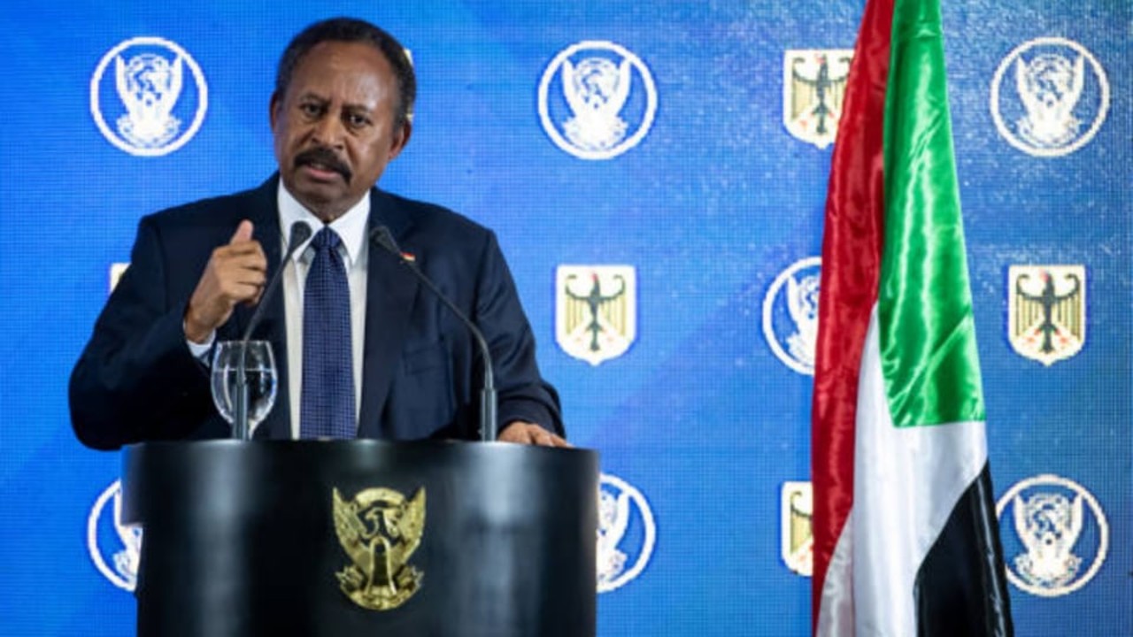 Militares arrestan al primer ministro de Sudán, le piden apoyar golpe de estado