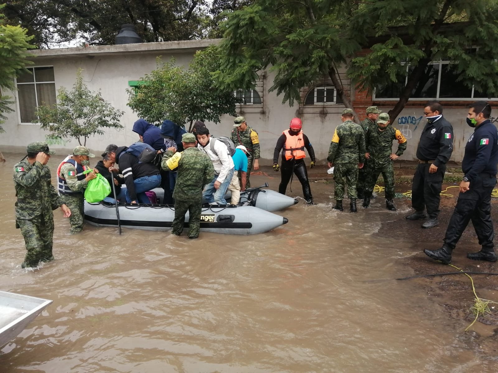 Militares realizan rescates tras inundación en San Juan del Río, Querétaro.
