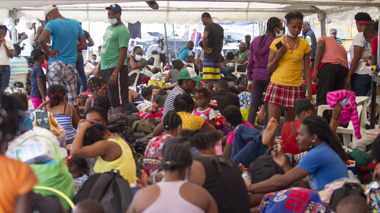 Cientos de haitianos permanecen en las afueras de las instalaciones de los albergues para migrantes en Monterrey.