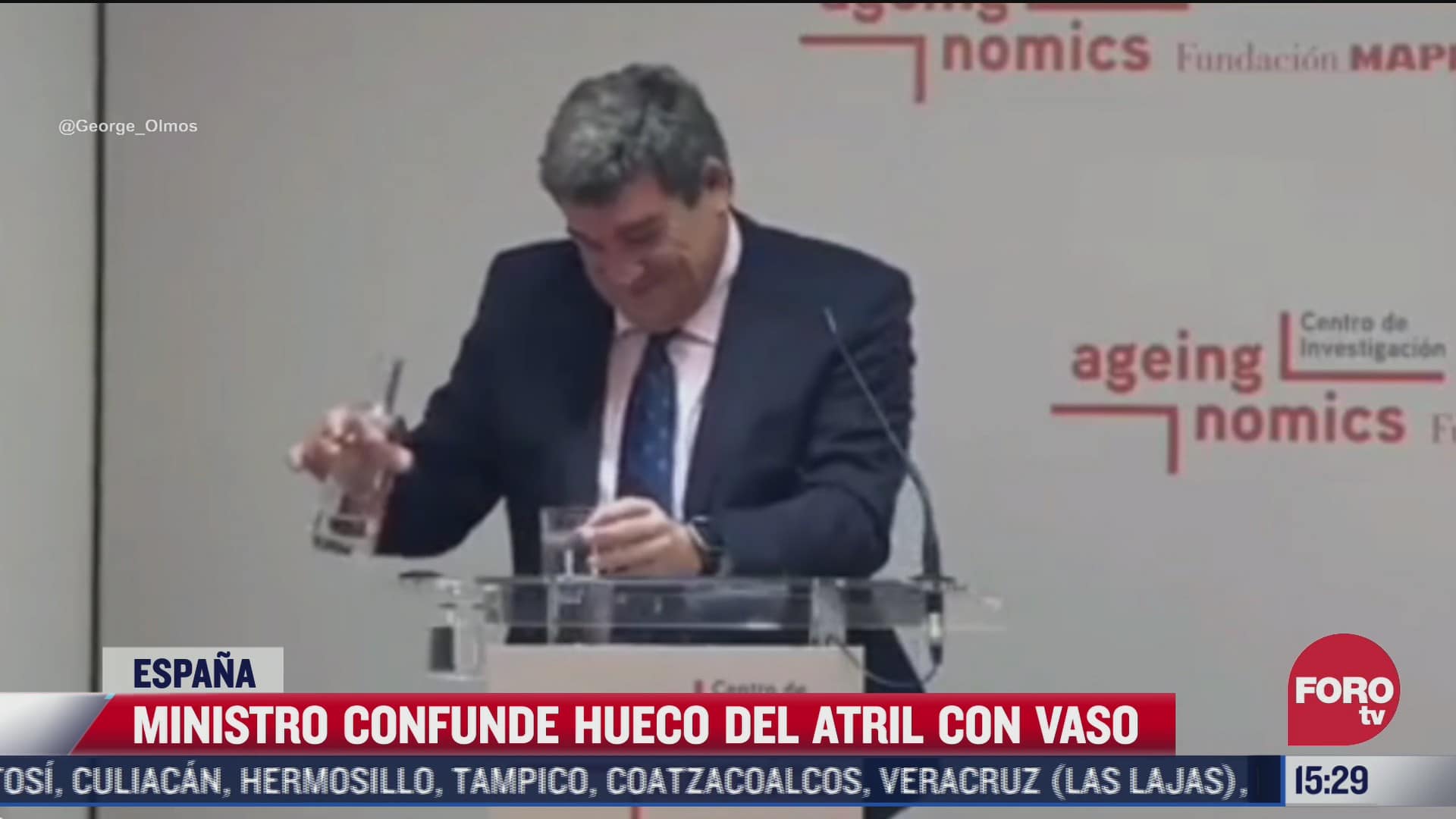 ministro espanol se hace viral por confundir un vaso con el hueco del atril