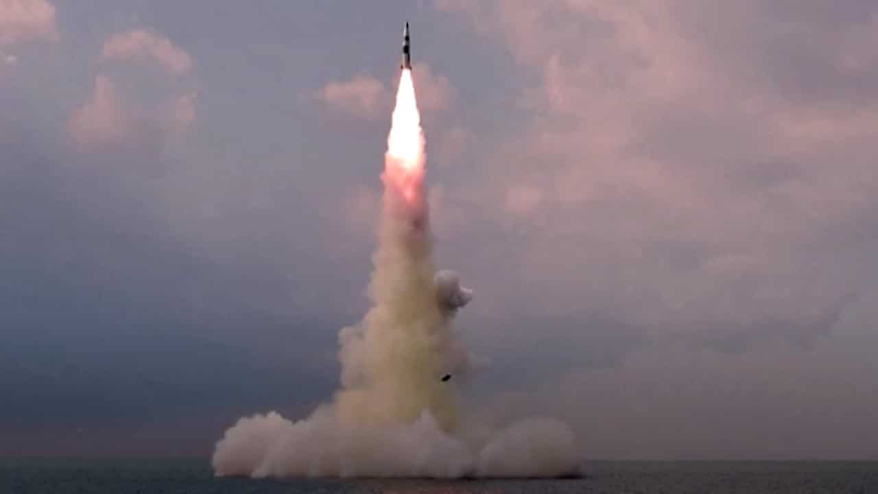 Corea del Norte probó un nuevo misil balístico más pequeño desde un submarino (Reuters)