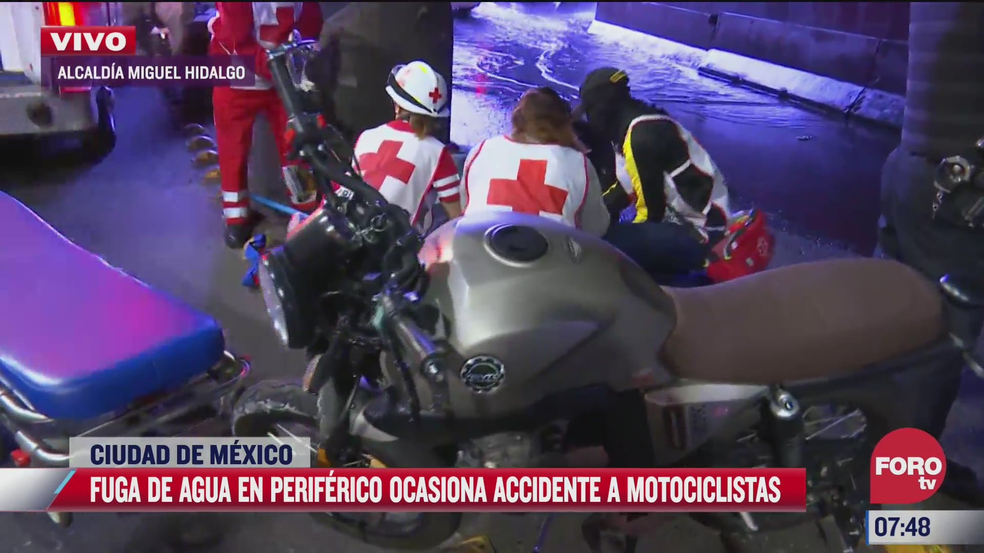 motociclistas derrapan por enorme fuga de agua en periferico cdmx