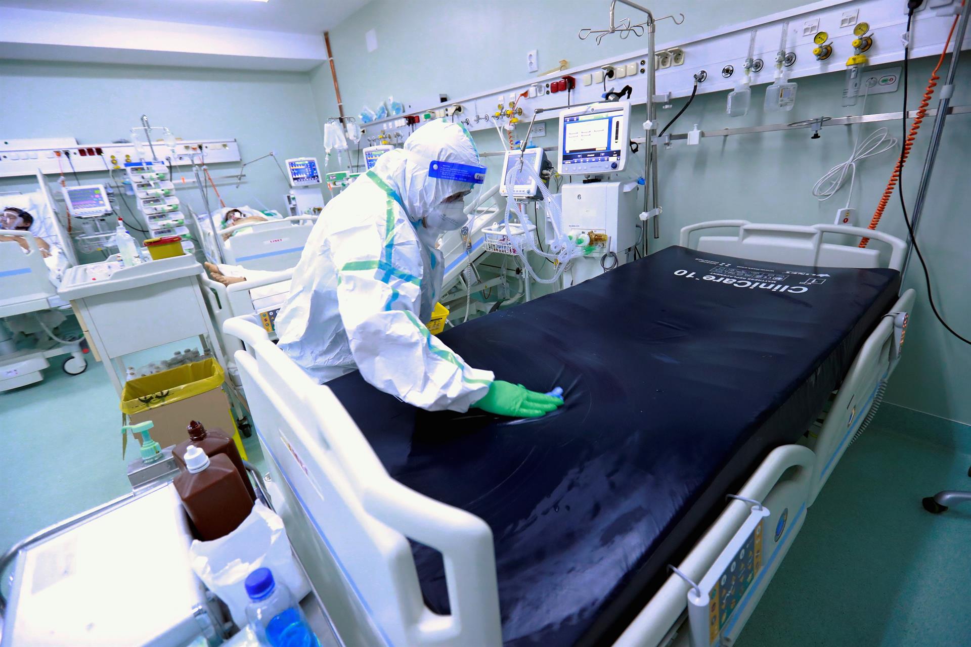 Mueren dos pacientes COVID al fallar el suministro de oxígeno en hospital de Rumanía