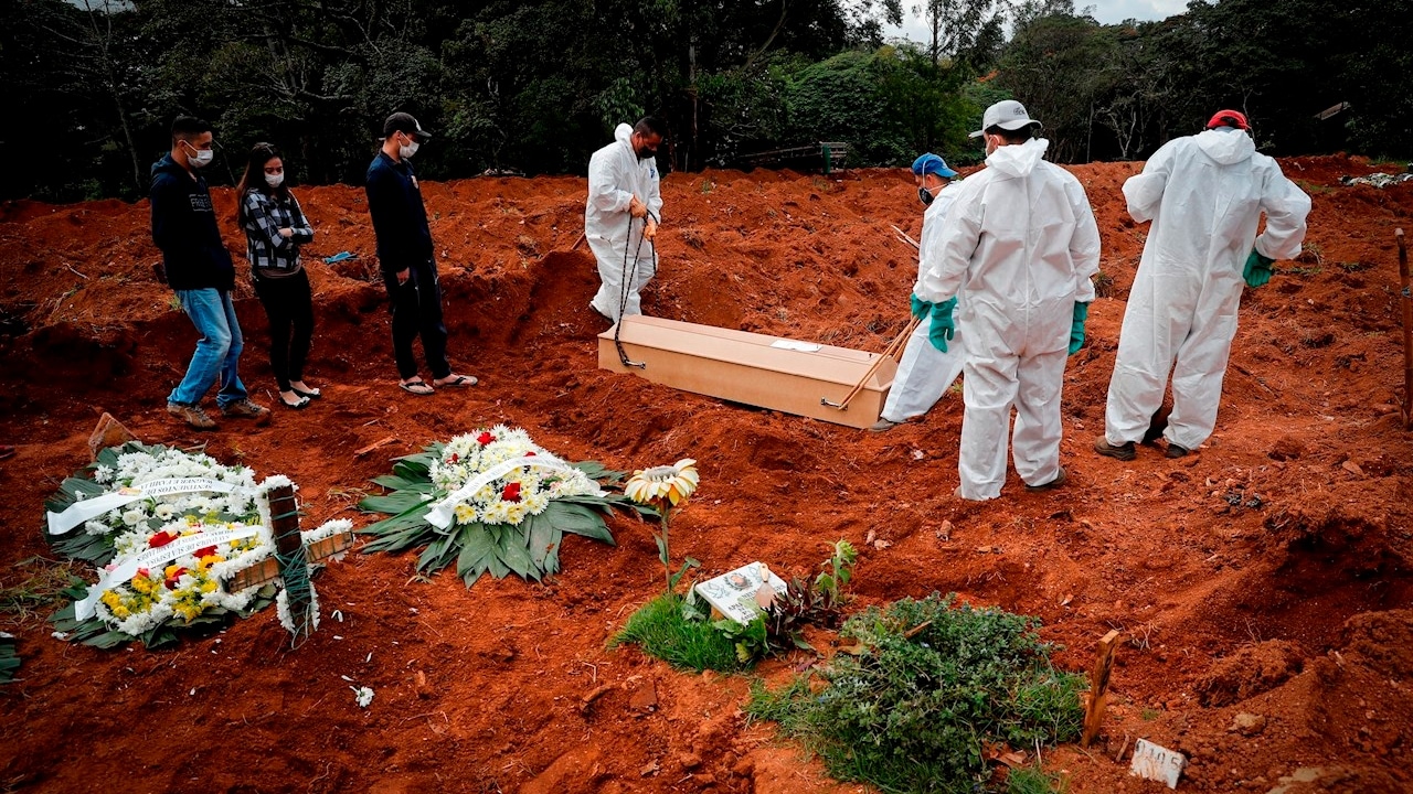Fotografía de archivo donde se ven algunos trabajadores enterrando a una víctima mortal de covid