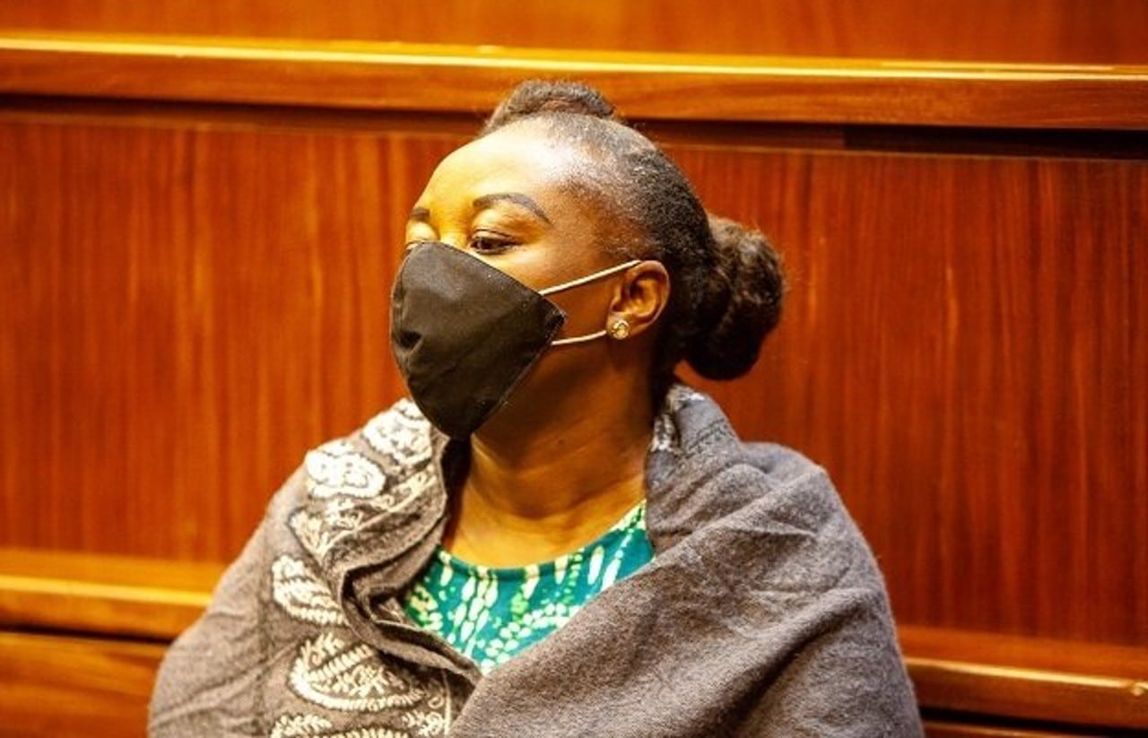 Mujer policía en Sudáfrica planeó el asesinato de su novio para cobrar el seguro.