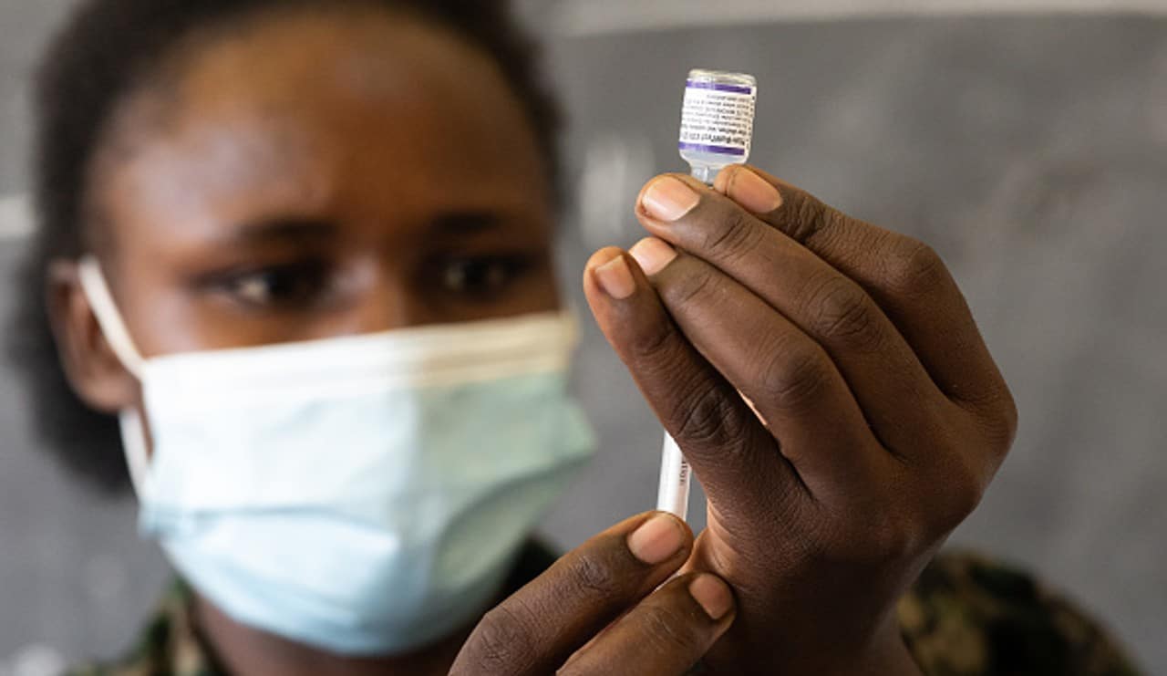 Namibia rechaza la vacuna Sputnik por temor a casos de VIH.