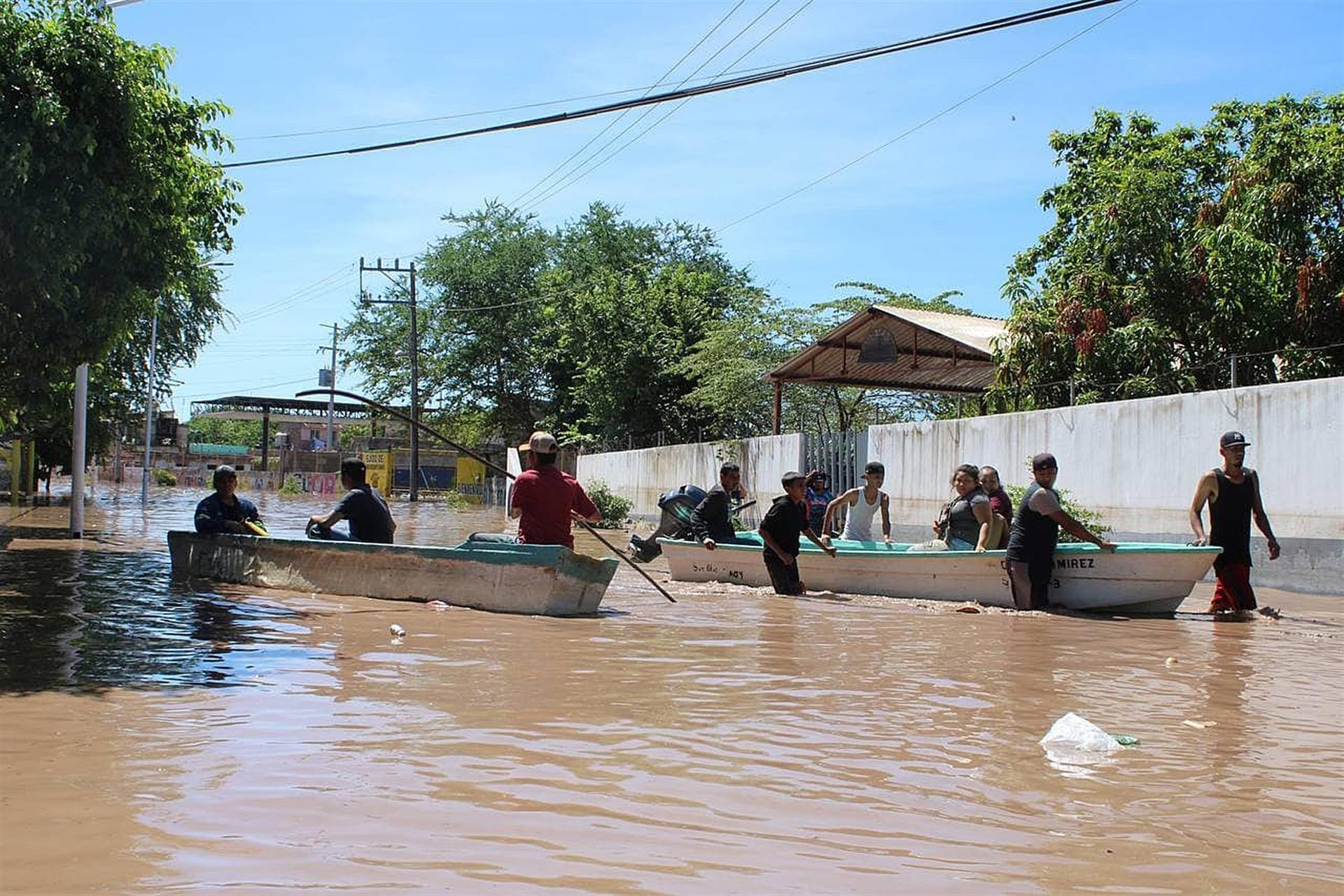 Personal de Protección Civil traslada en lanchas a damnificados por el paso del huracán Pamela, en el municipio de Rosamorada, estado de Nayarit (EFE)