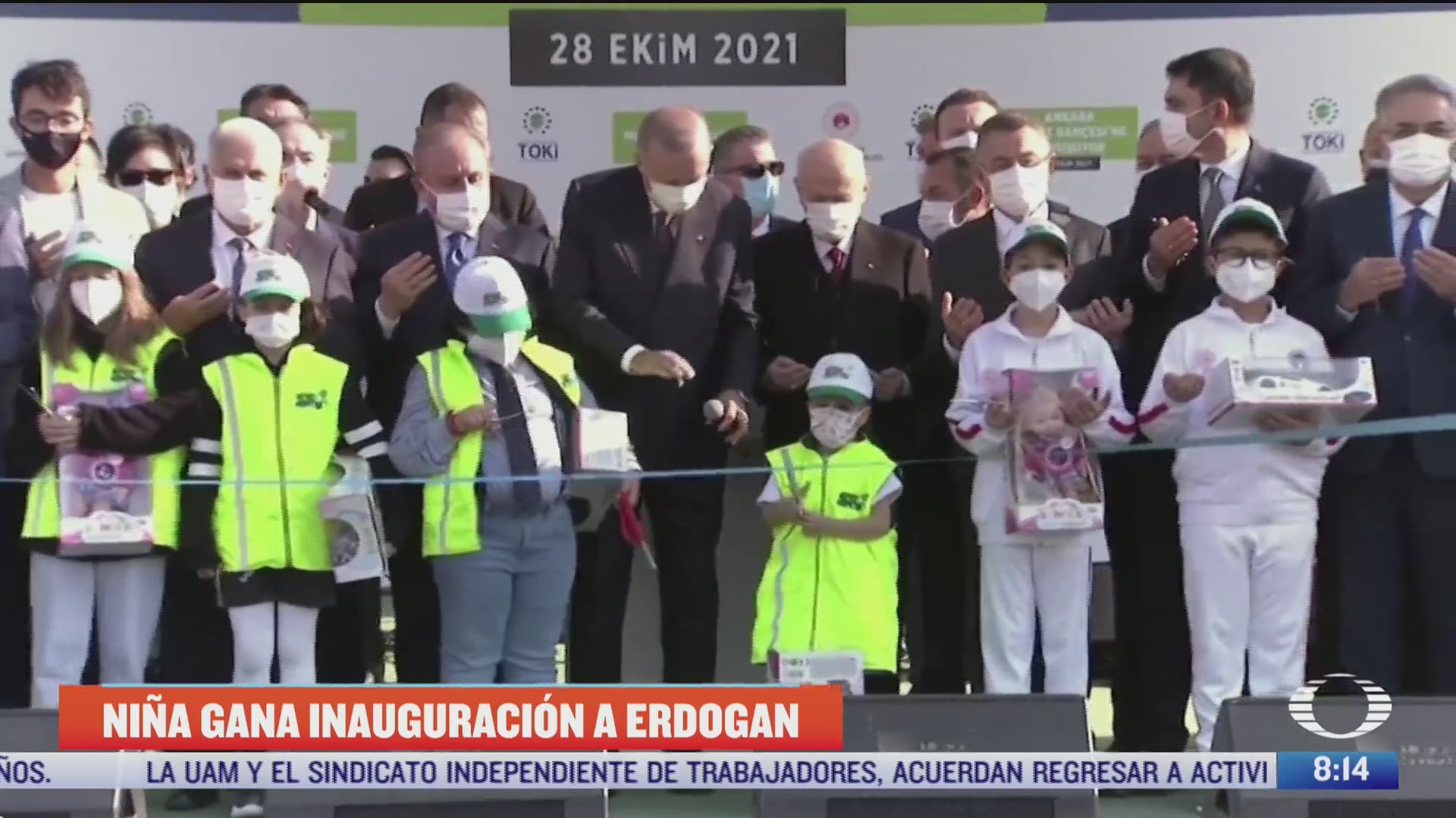 nina le gana al presidente de turquia a cortar liston de inauguracion