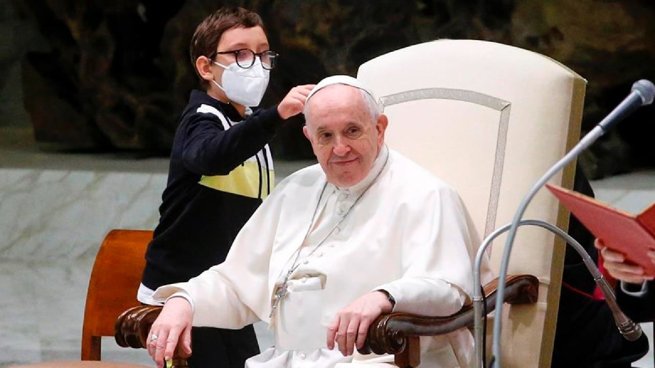 Un niño, protagonista en la audiencia general al querer el solideo del papa Francisco