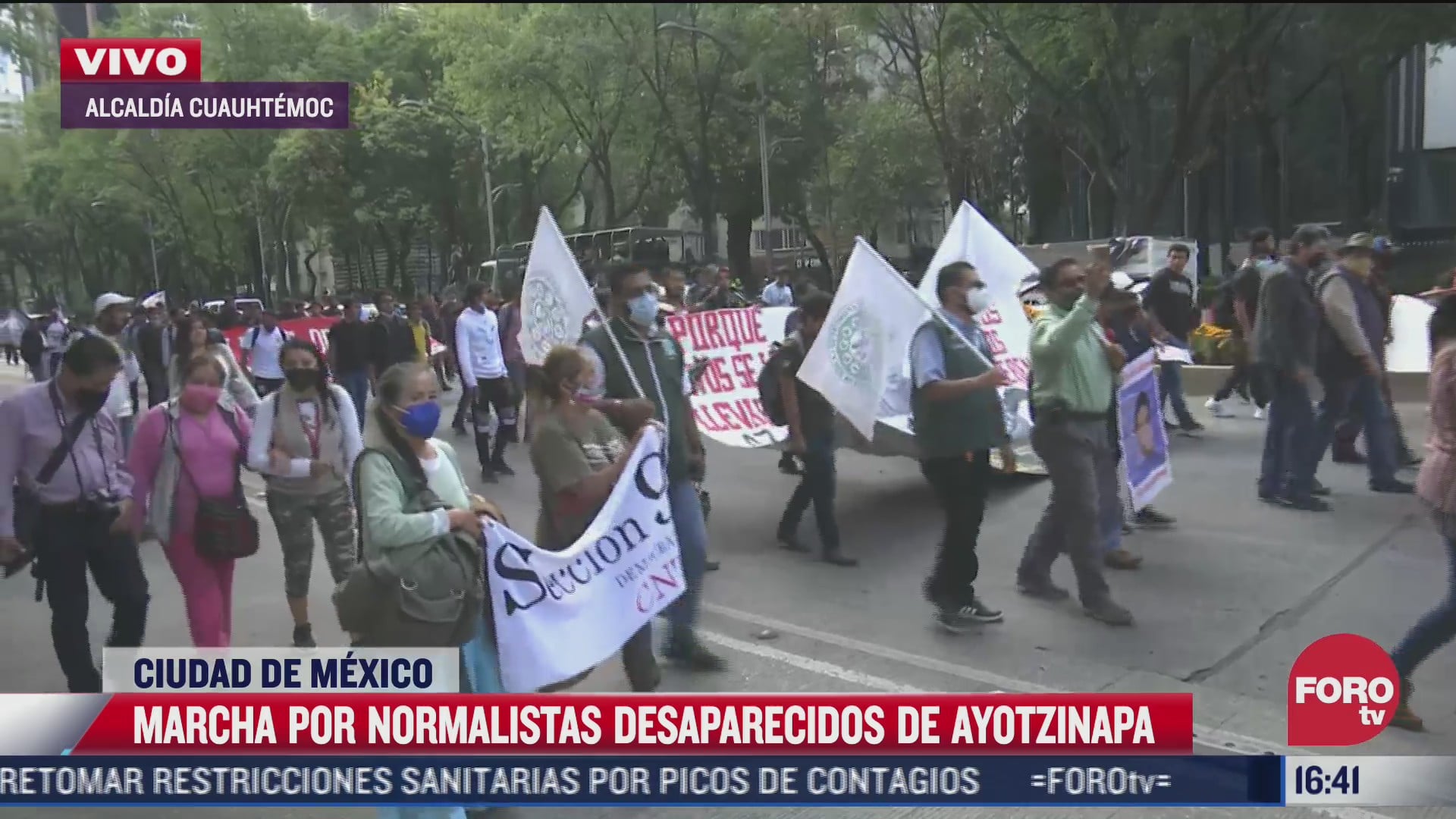 normalistas realizan marcha en reforma para exigir justicia por los 43 de ayotzinapa