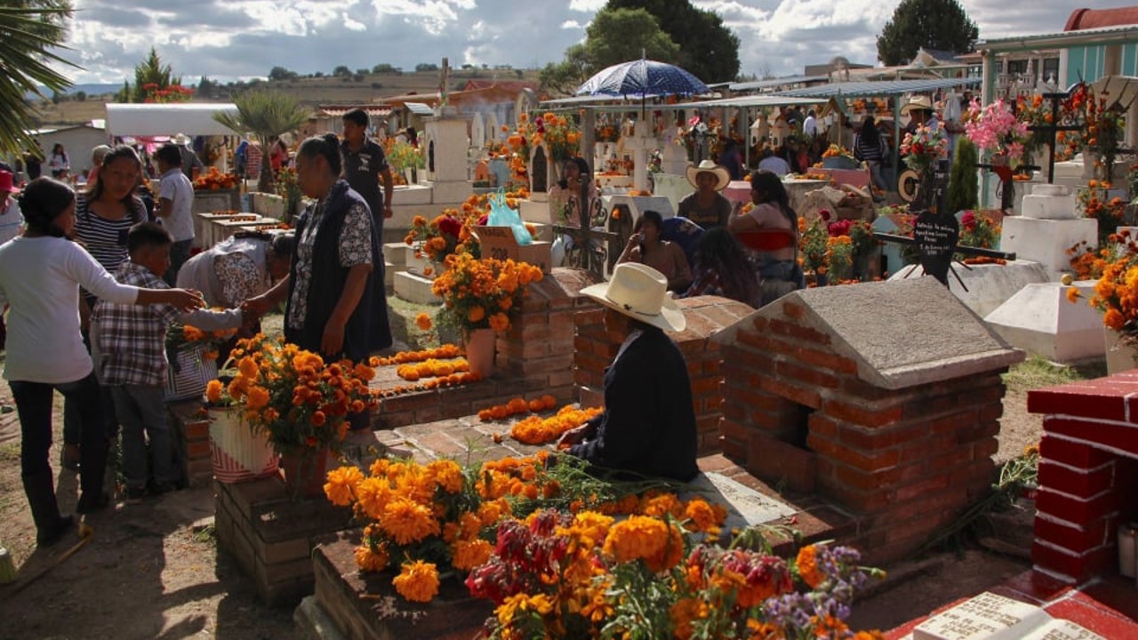Oaxaca mantendrá cerrados los panteones durante celebraciones de Día de Muertos