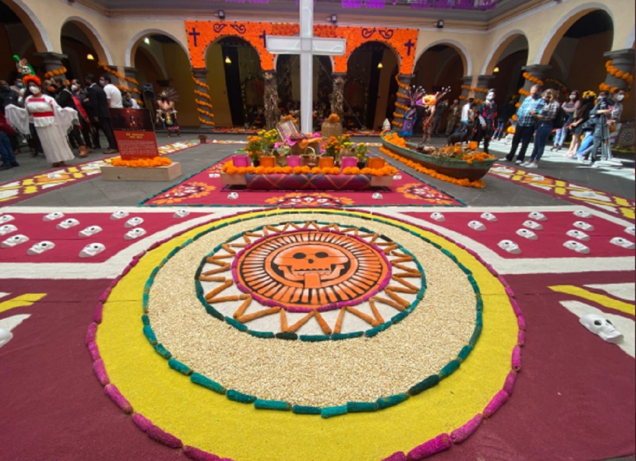 Instalan corredor metropolitano de ofrendas en Puebla