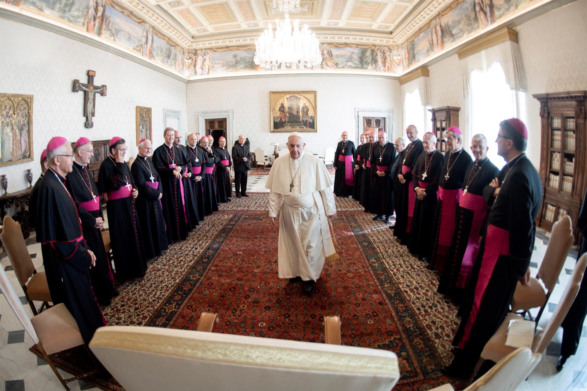 Papa expresa su vergüenza por casos de abuso sexual del clero contra niños en Francia