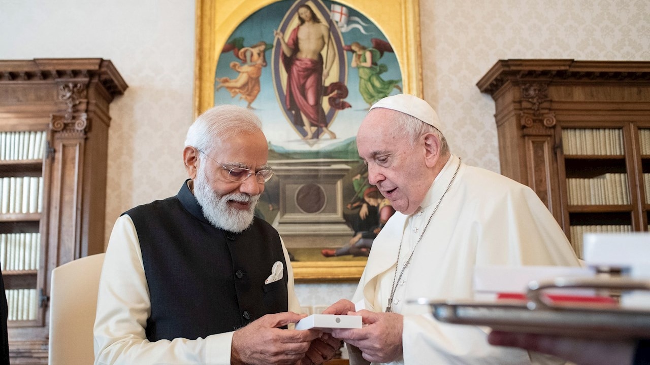 El primer ministro de India, Narendra Modi (i), extendió el sábado una invitación formal al papa Francisco (d)