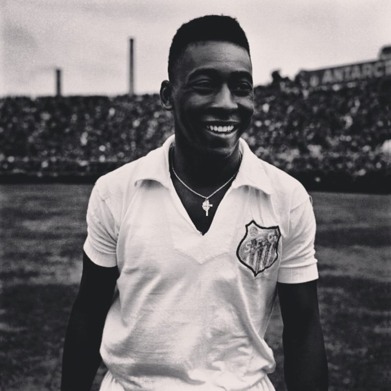 Pelé debutó con el Santos de Brasil a los 15 años 