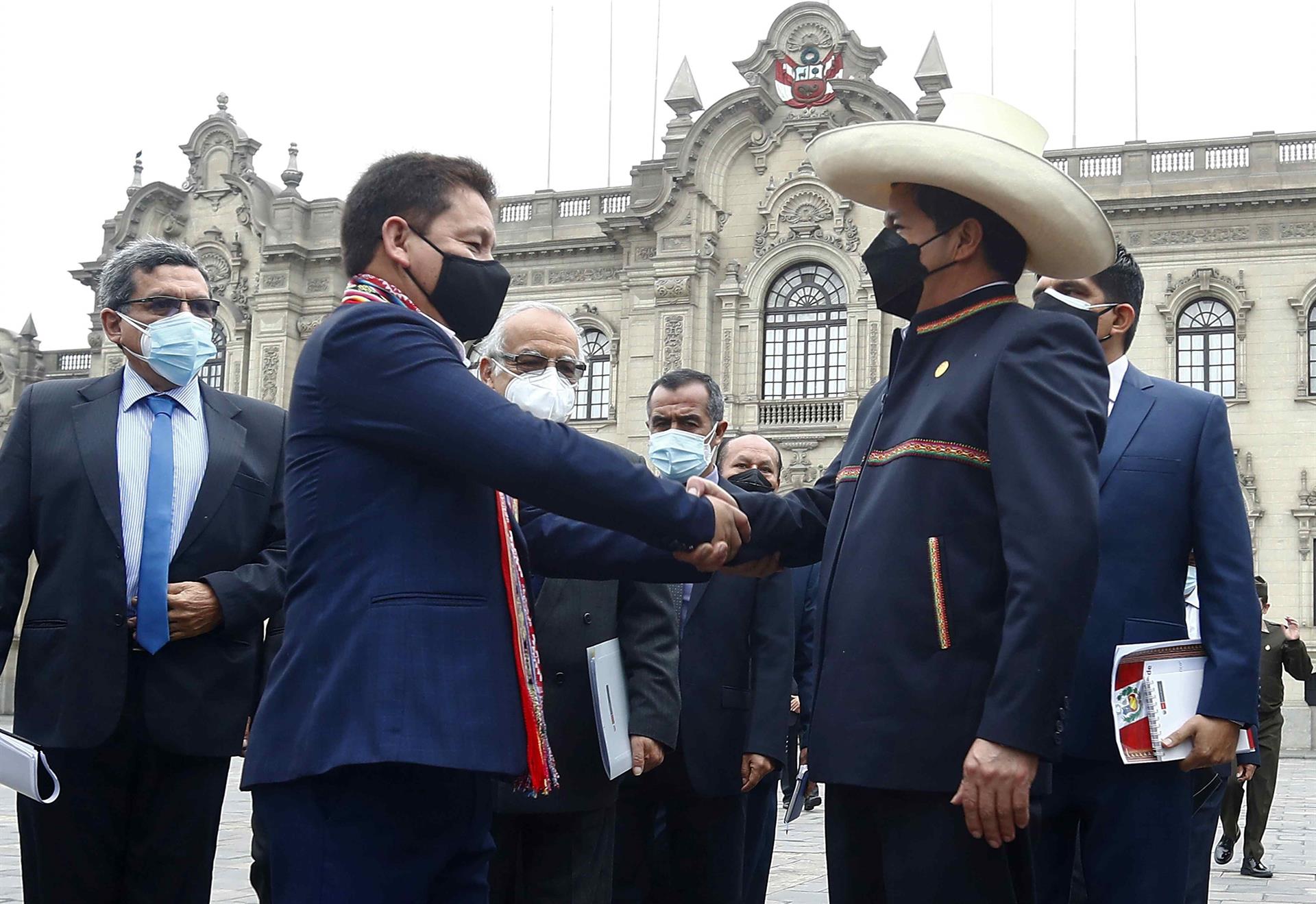 El presidente de Perú, Pedro Castillo, mientras saluda al primer ministro, Guido Bellido (EFE)
