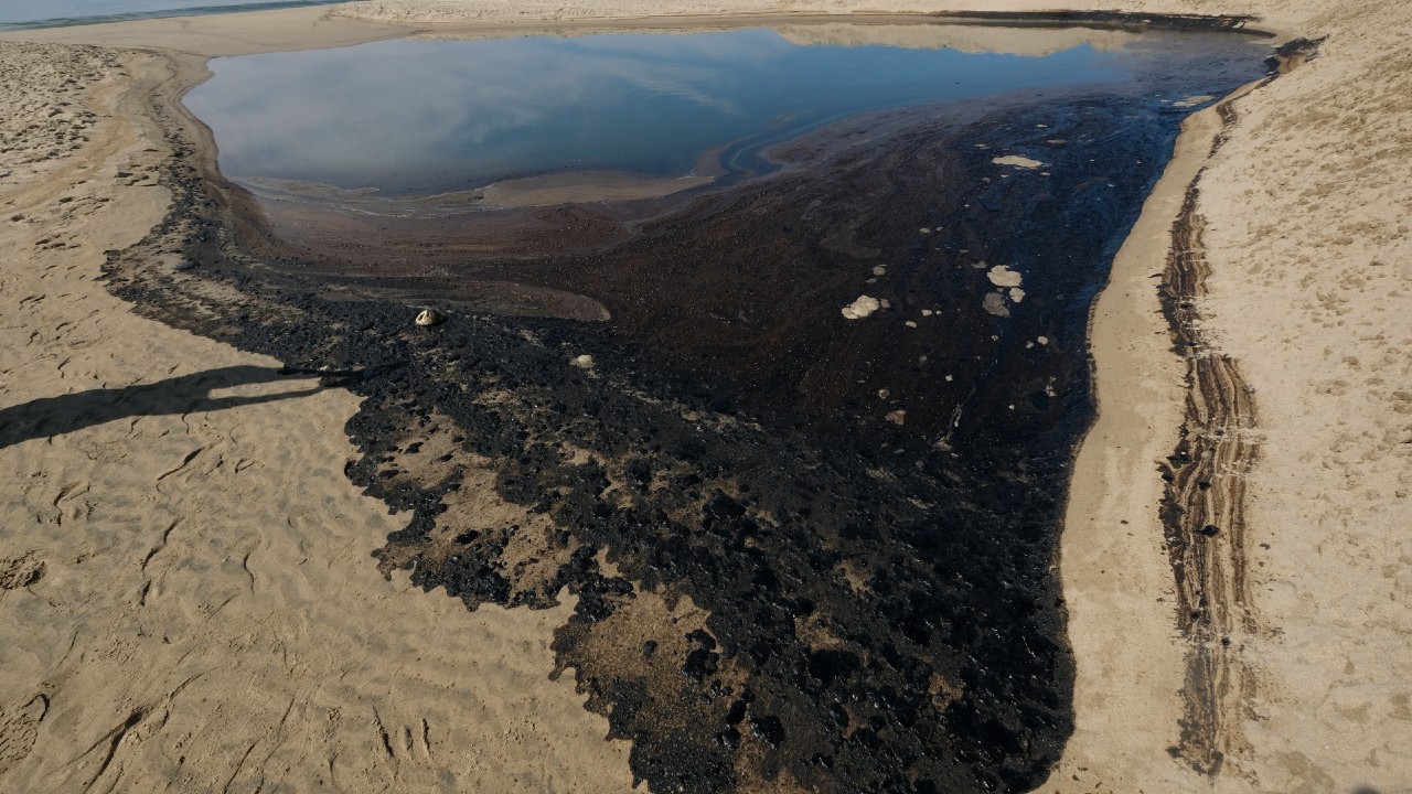 Derrame de miles de litros de petróleo en California provocarían desastre natural