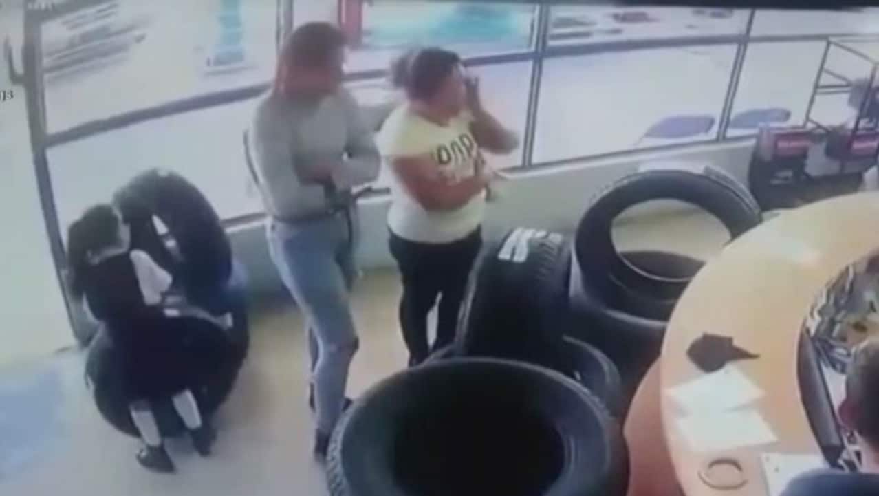 Video: Con ayuda de una niña, mujeres roban llanta de una tienda