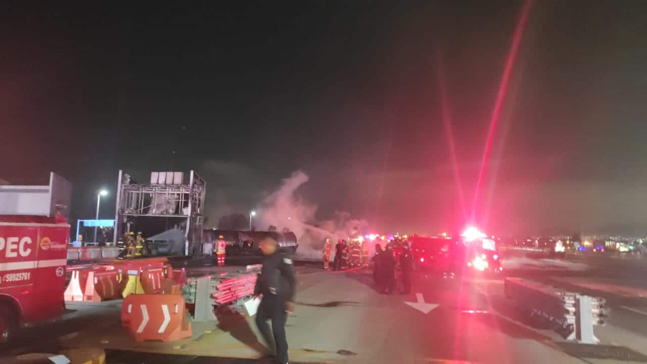 Pipa explota y se incendia sobre Circuito Exterior Mexiquense; afecta la circulación en ambos sentidos