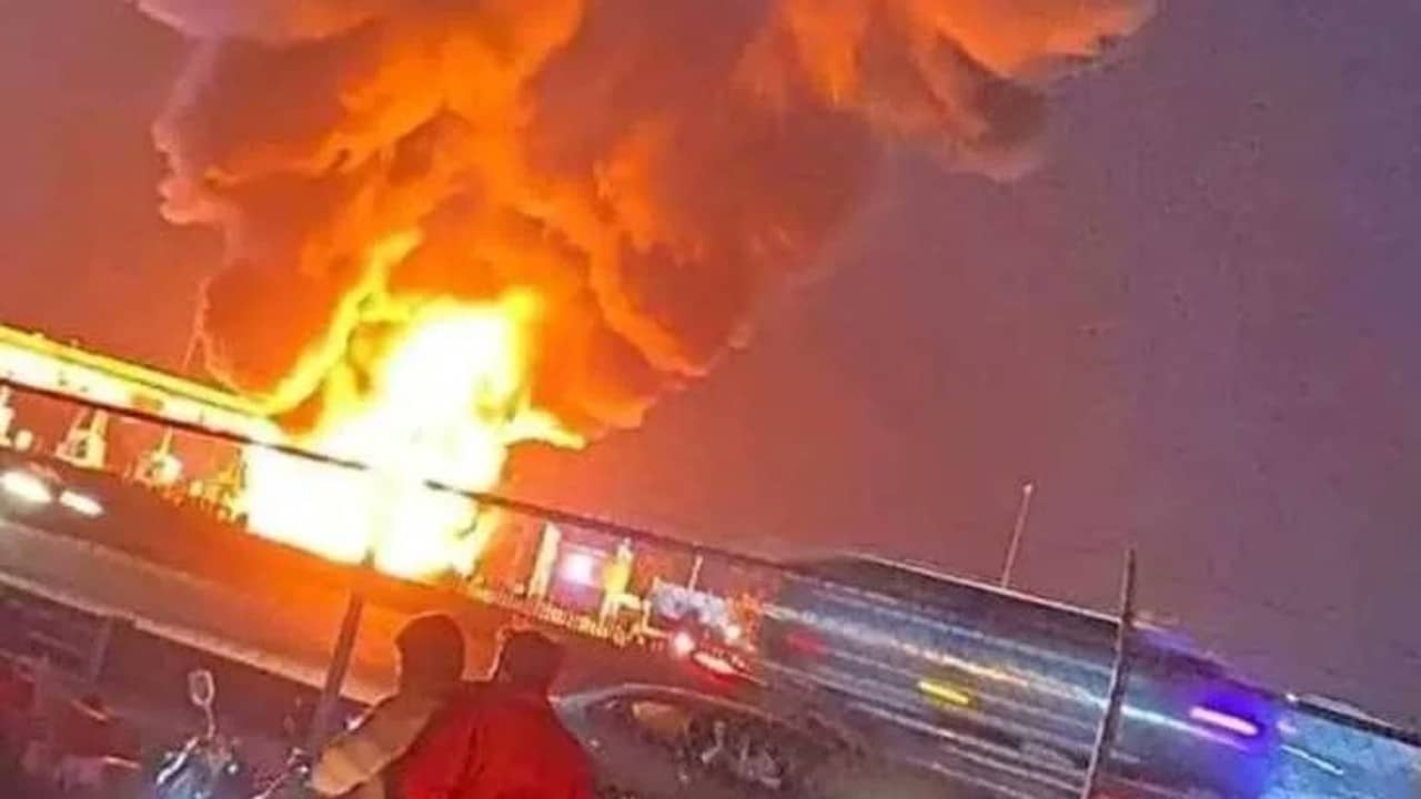 Pipa explota y se incendia sobre Circuito Exterior Mexiquense; afecta la circulación en ambos sentidos