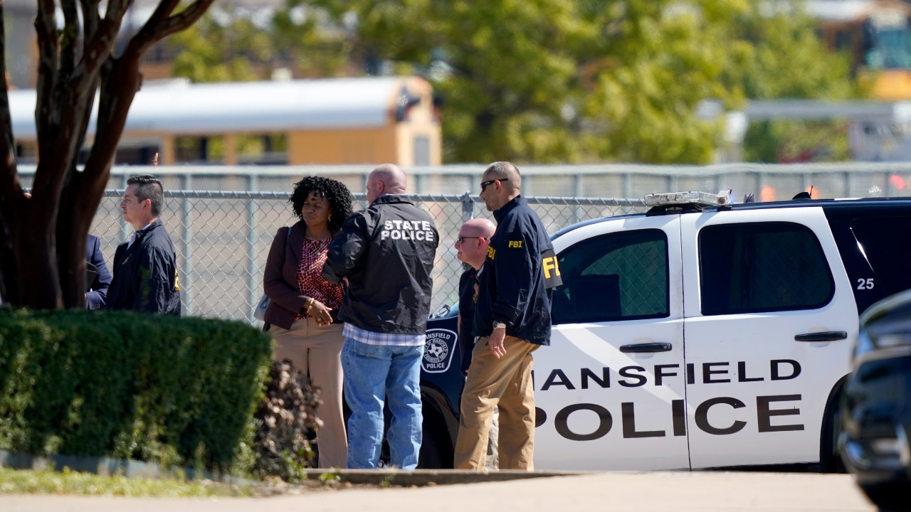 Se registra tiroteo en escuela preparatoria de Arlington, en Texas