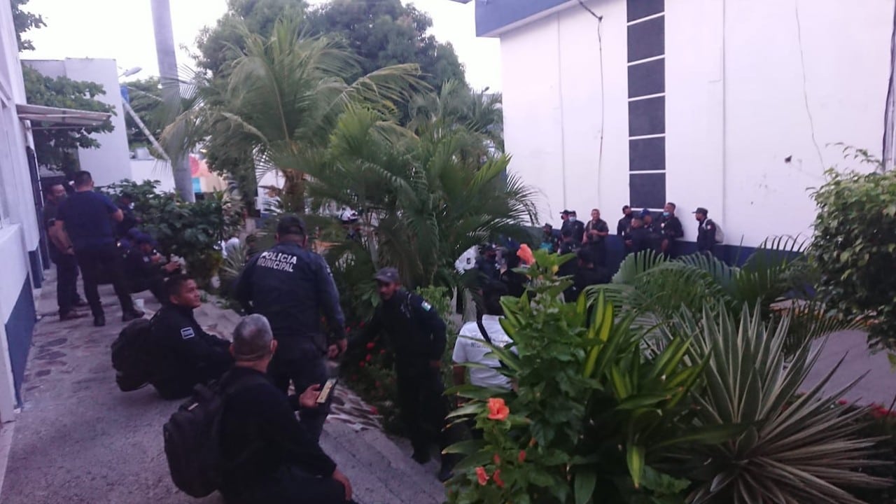 Policías de Acapulco realizan paro ante la falta de pago de salarios (Twitter: @CarlosMA2584)