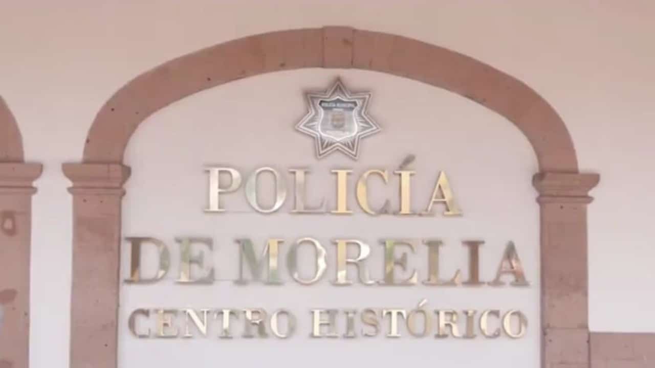 Policías de Morelia beben alcohol en vía pública y disparan al aire; investigan si fueron sus armas de cargo