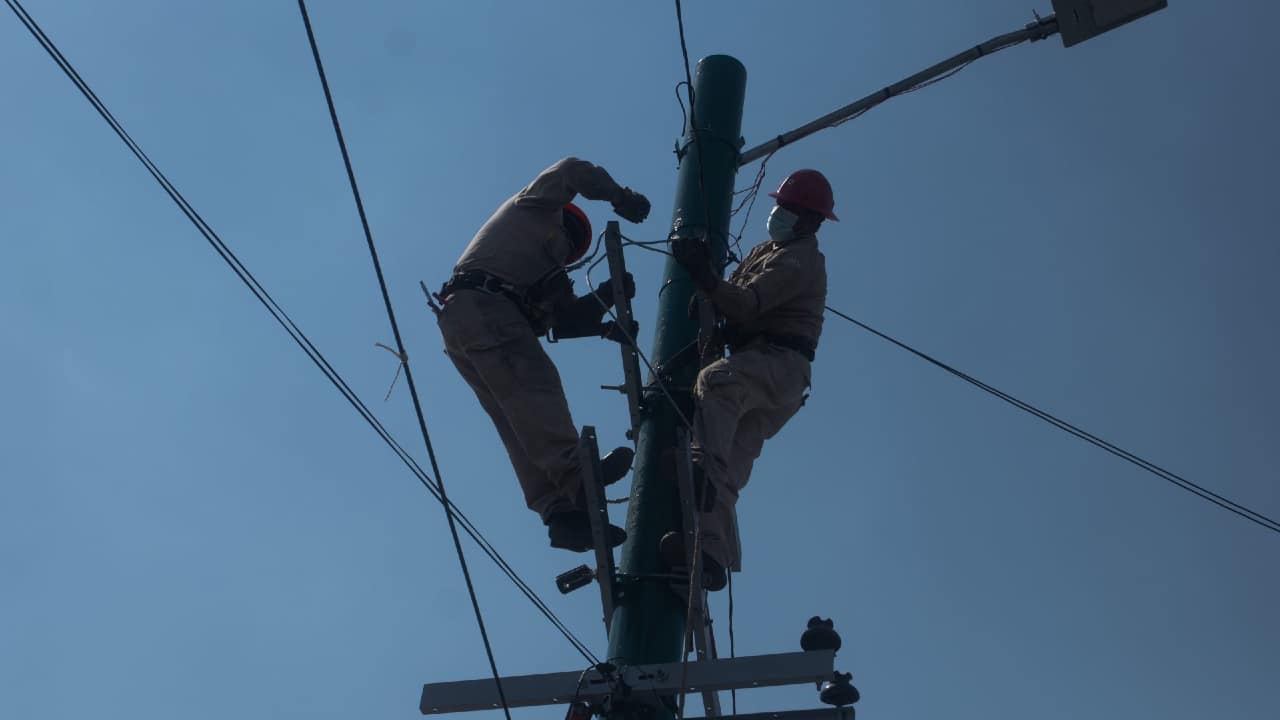 Trabajadores de la Comisión Federal de Electricidad (CFE) arreglan el servicio de luz.