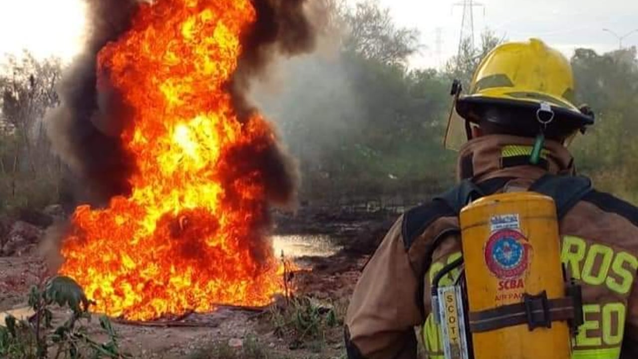 Explosión e incendio de un ducto de Pemex en el fraccionamiento Rinconada Colonial, municipio de Apodaca, Nuevo León