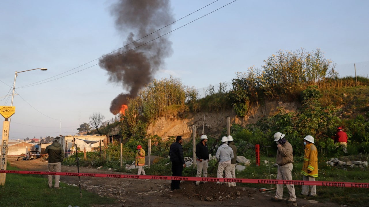 Suman 15 heridos y un muerto por explosión de gas en ducto de Pemex en Puebla