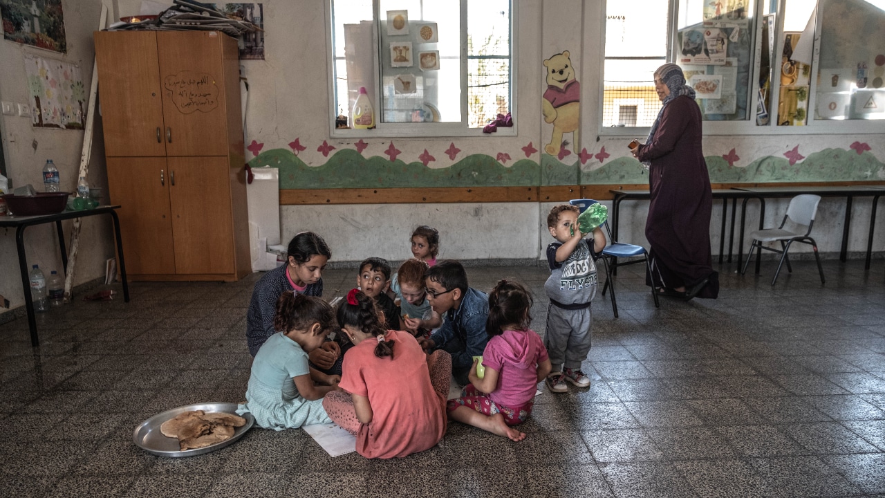 Albergues de la UNRWA, donde miles de refugiados palestinos que huyen de la guerra reciben servicios de educación, sanidad y comida