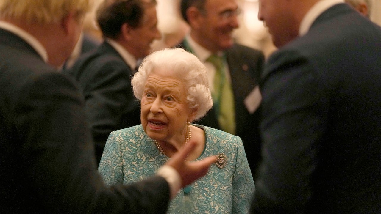 La Reina Isabel II durante una recepción para líderes de negocios e inversiones internacionales en el Castillo de Windsor, el 19 de octubre de 2021 (Getty Images)