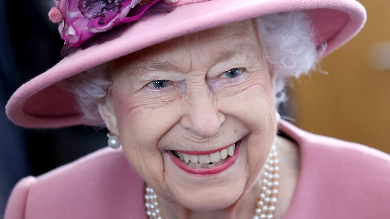 La reina Isabel II está ‘en muy buena forma’, dice Boris Johnson