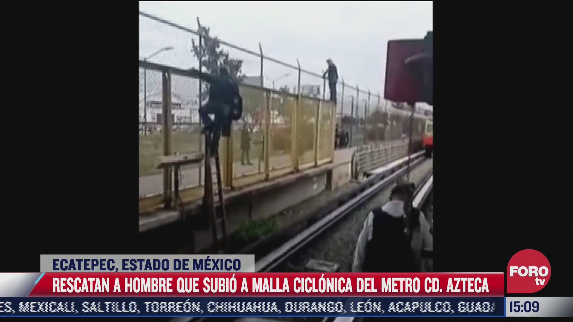 rescatan a hombre que subio a malla del metro en ecatepec