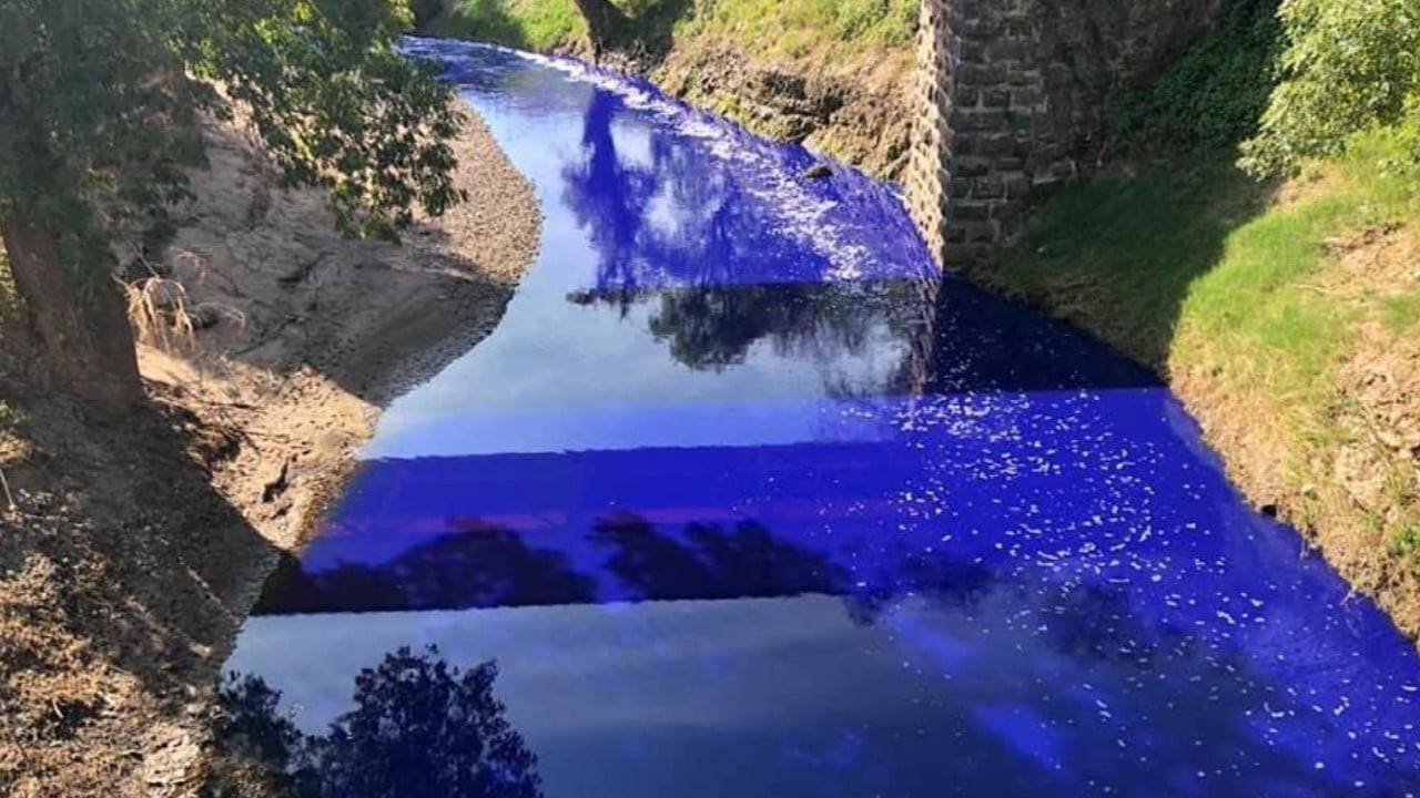 Río Tlautla de Tula se pinta de azul; la coloración fue provocada