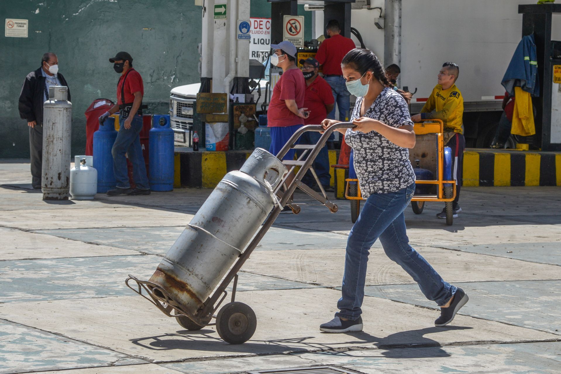 Personas de la alcaldía Iztapalapa acuden a rellenar sus tanques de Gas LP en las gaseras ubicadas sobre Avenida Rojo Gómez (Cuartoscuro)