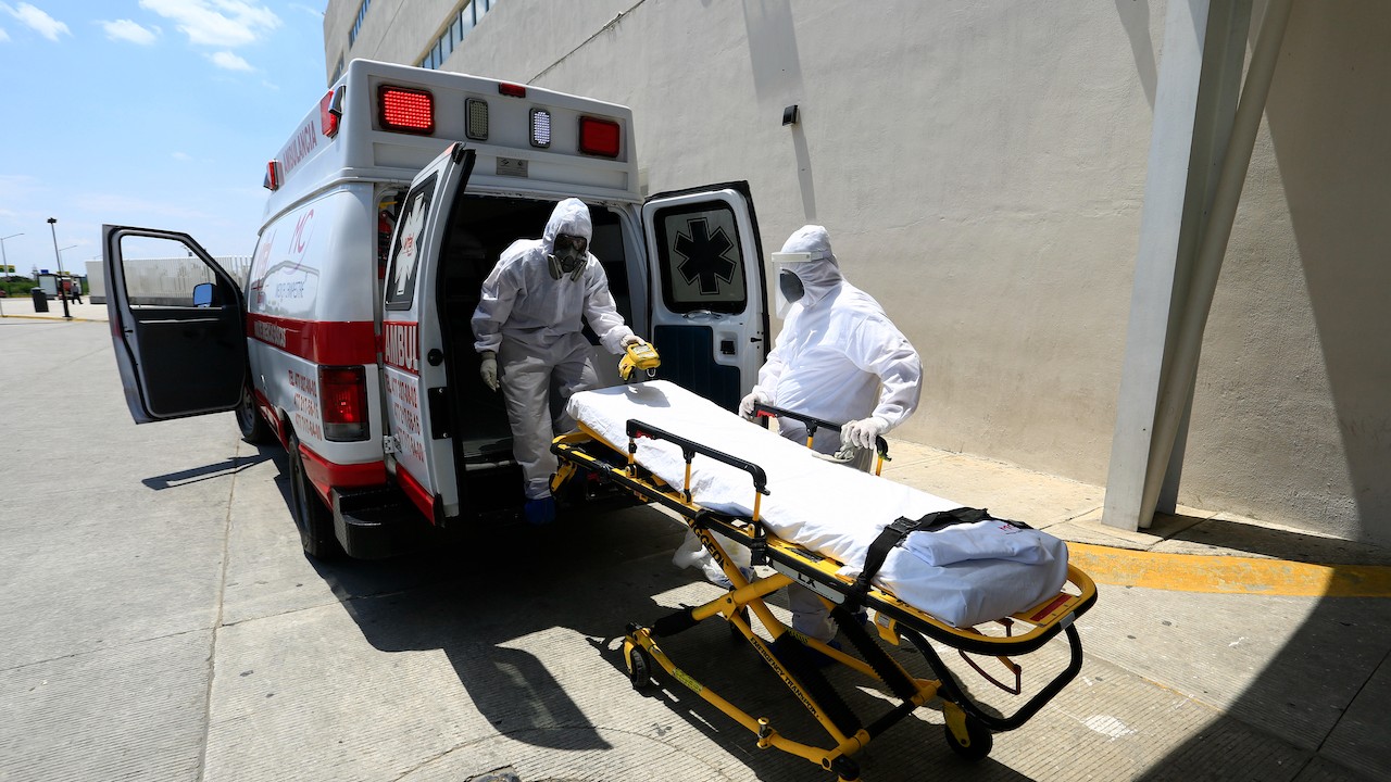 Trabajadores de la salud atienden casos covid en México (Getty Images)