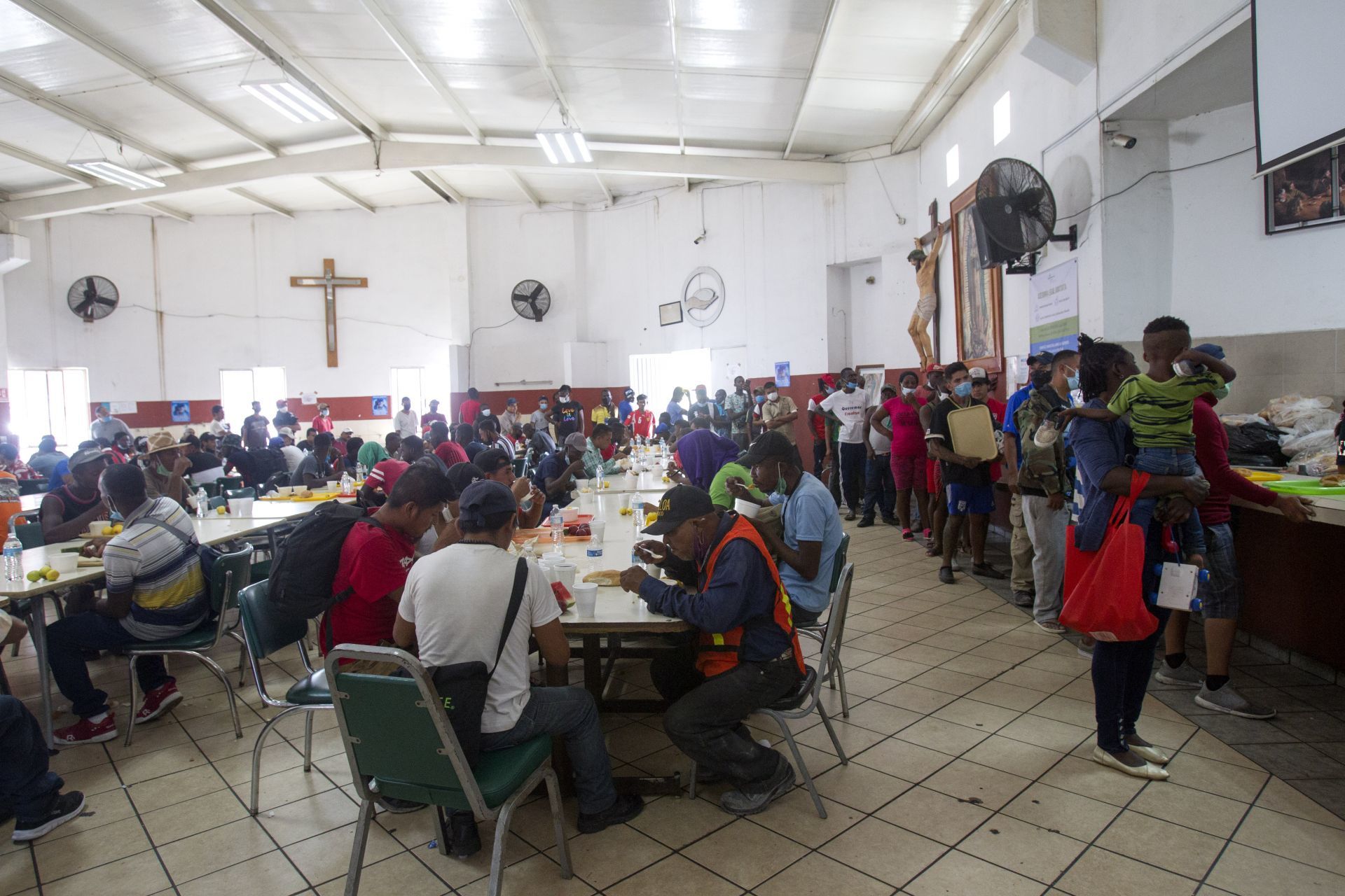Saturados, albergues para migrantes haitianos en CDMX, registran 5 casos de COVID