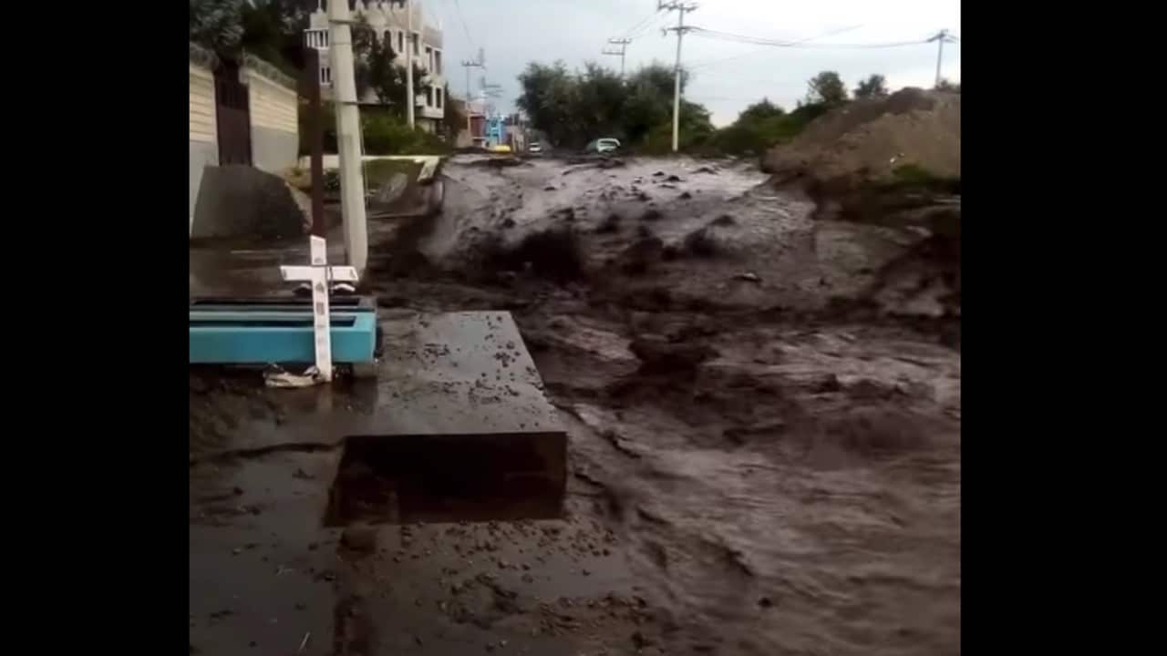 Se desborda el río San Isidro en Calimaya, Estado de México