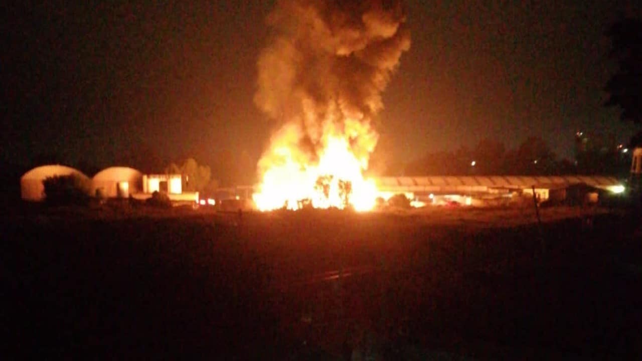 Se incendia bodega de químicos y desechos industriales en Acolman, Edomex
