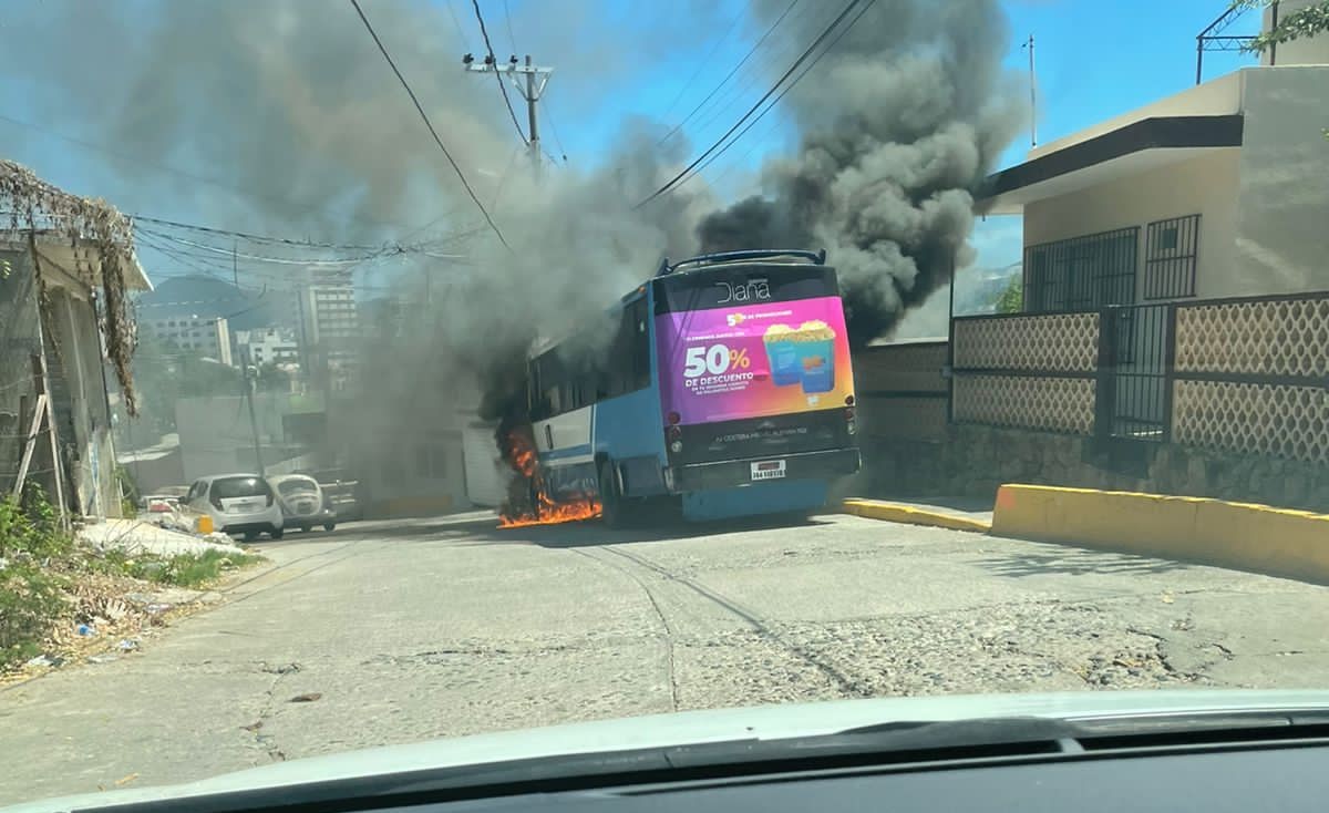 Se incendia camión urbano de pasajeros en Acapulco, Guerrero.
