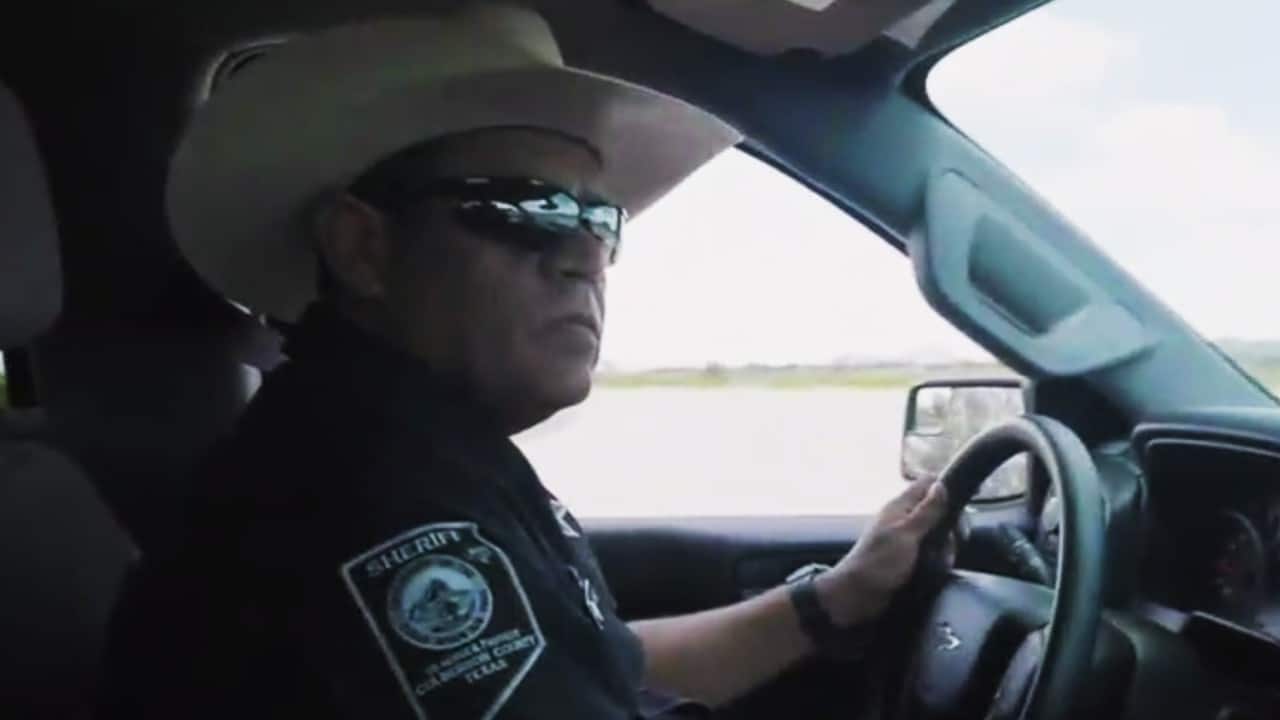 Sheriff de Texas recoge en el desierto cuerpos de migrantes; busca identificarlos en redes sociales