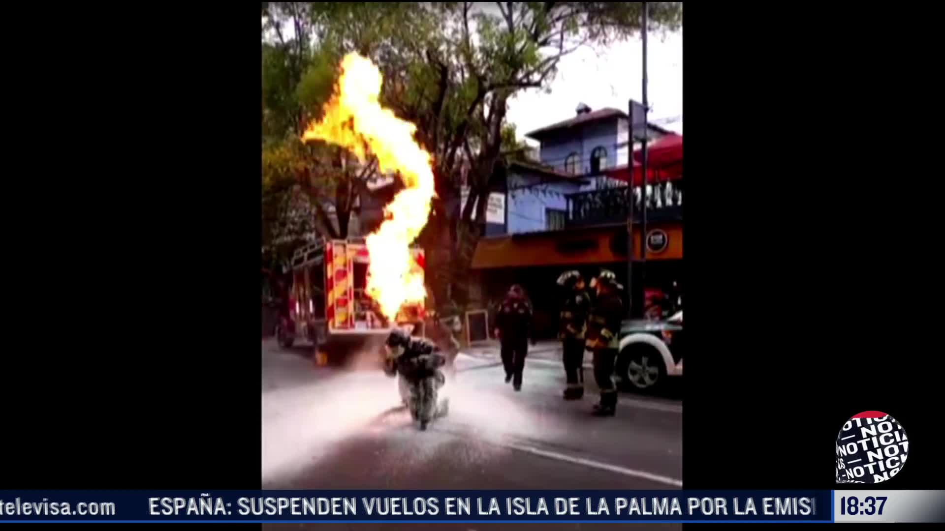 Video: Bombero saca tanque de gas en llamas de inmueble