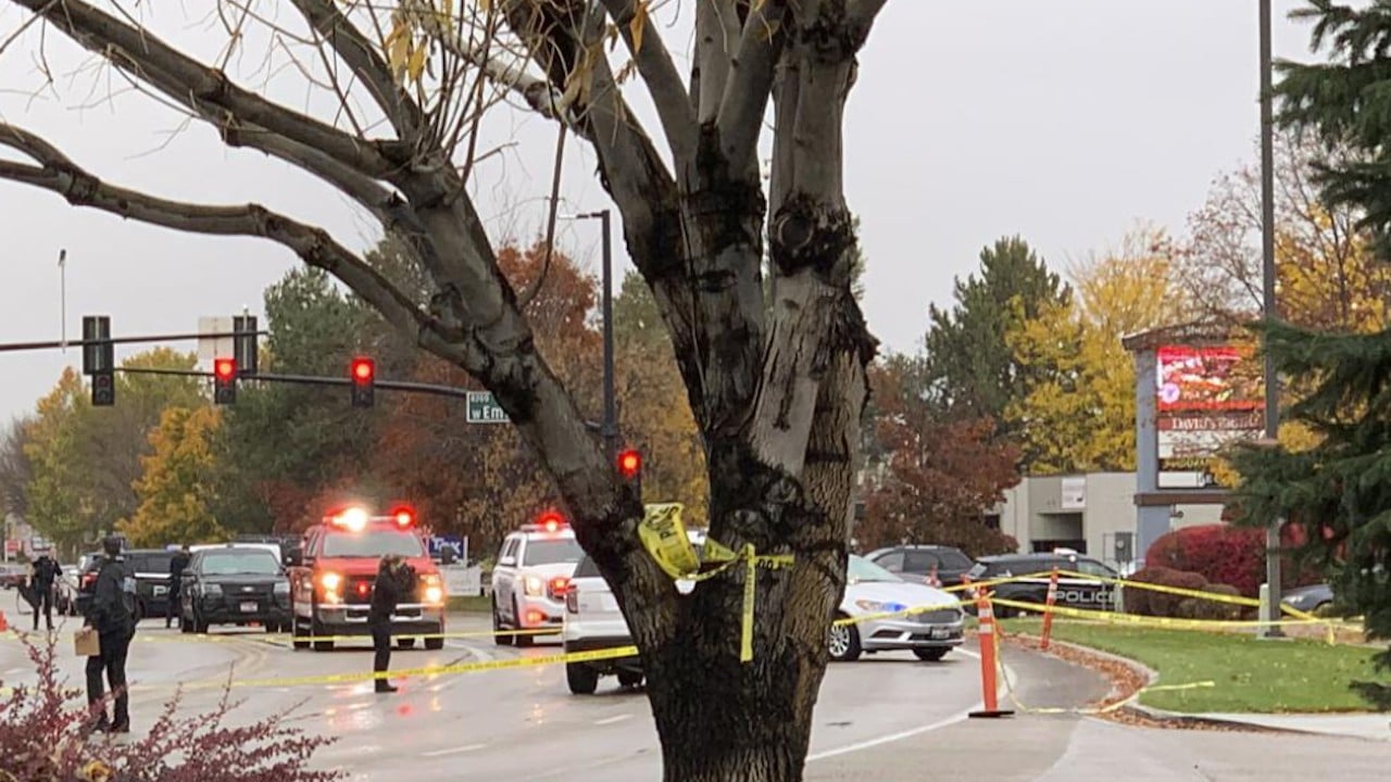 La policía cierra una calle frente a un centro comercial después de un tiroteo en Boise, Idaho (AP)
