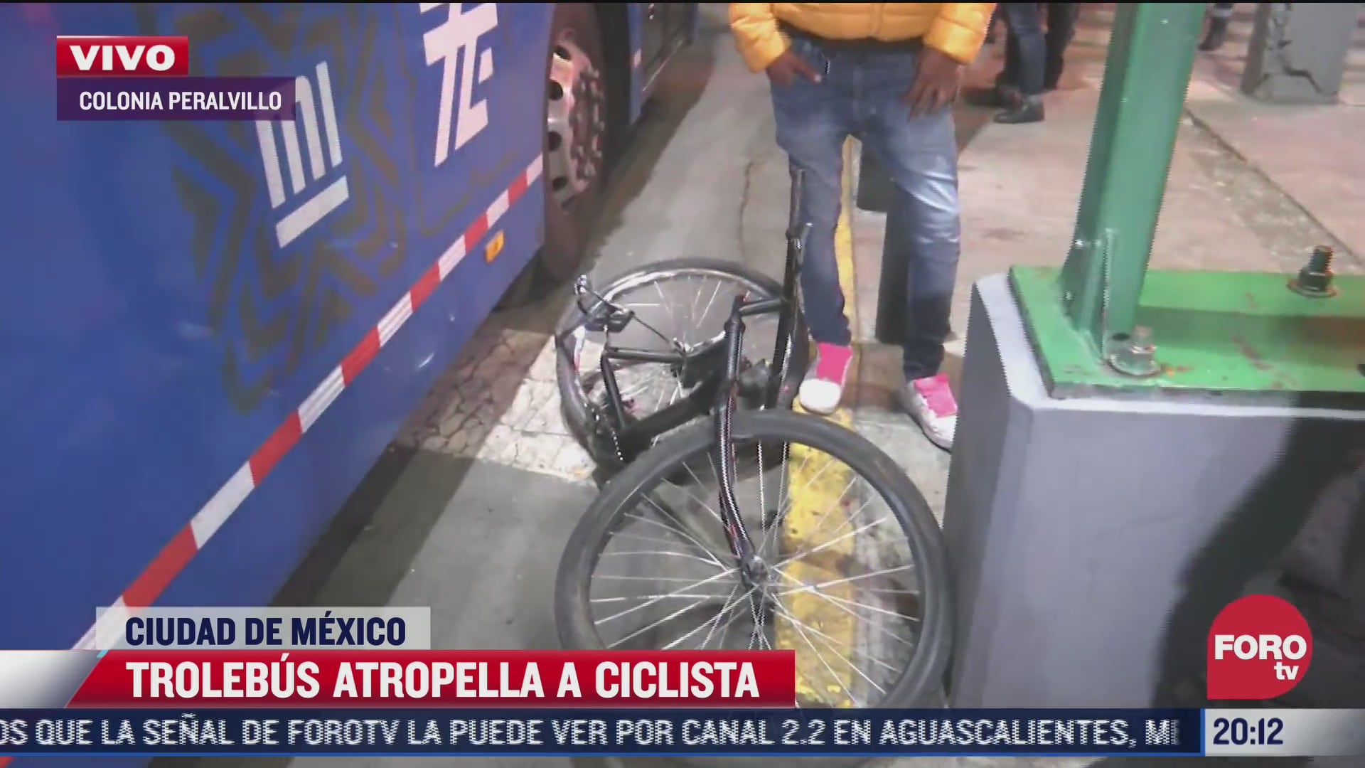 trolebus atropella a ciclista sin lesionarlo sobre eje central