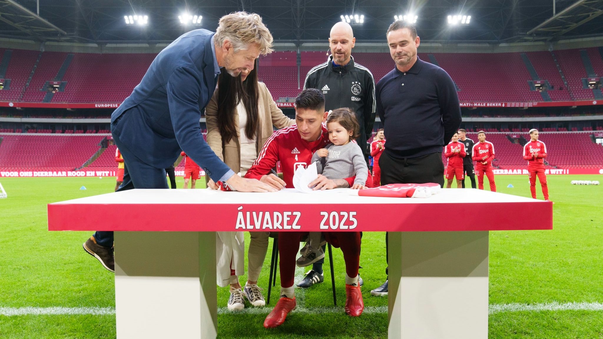 Edson Álvarez renueva contrato con el Ajax hasta el 2025