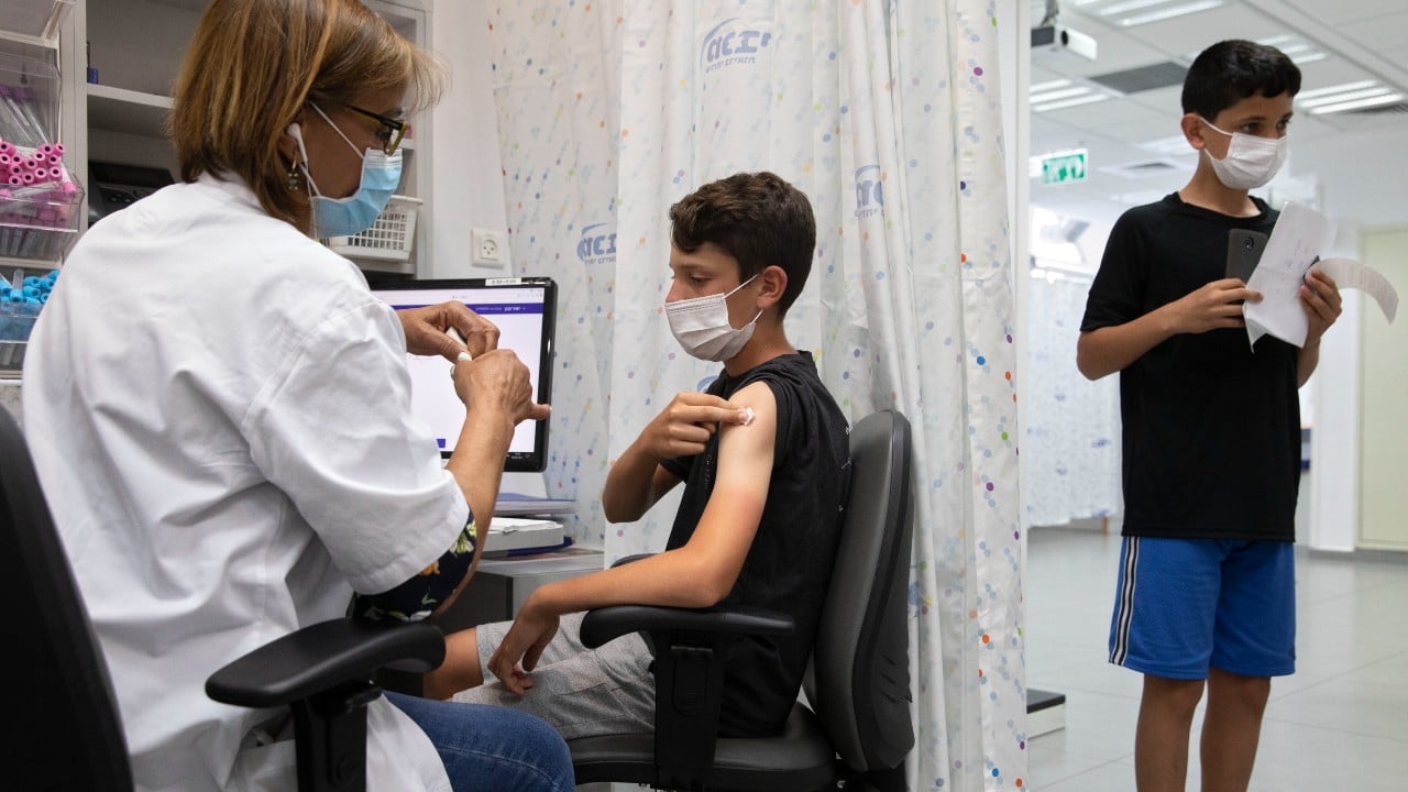 Un adolescente israelí recibe la vacuna covid en Israel.
